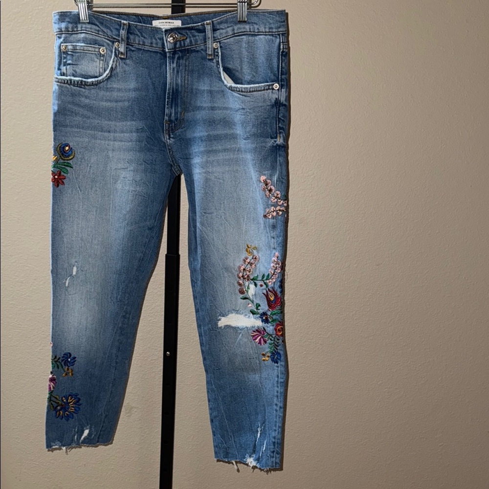 Zara Premium Denim Cropped Floral Embroidered Bling Distress Jeans  Women’s Sz 8